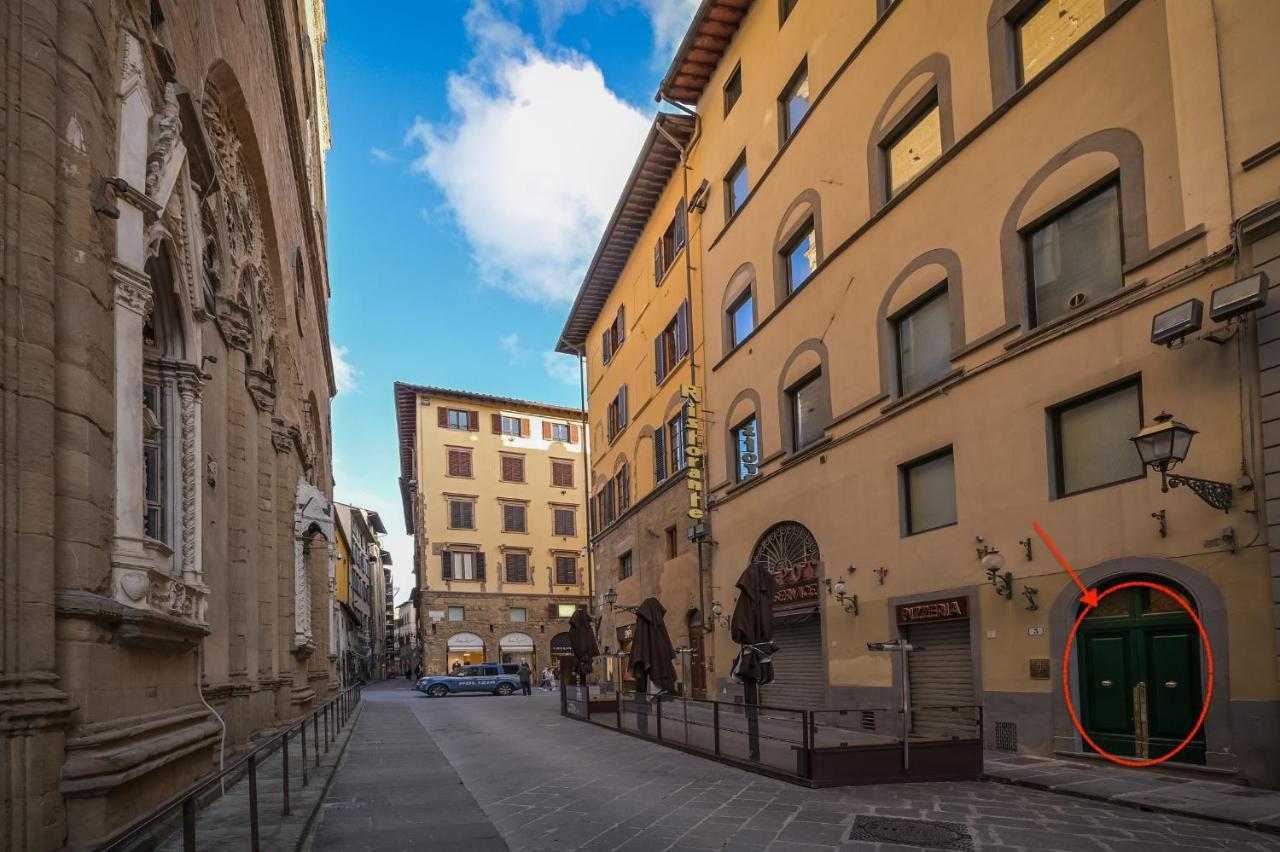 Via Lamberti, 3 - Florence Charming Apartments - Charming And Historic 5Th-Floor Attic Apartment With Elevator In A Building At The Heart Of Vibrant Florence, Just A 2-Minute Walk From All Attractions Exterior photo